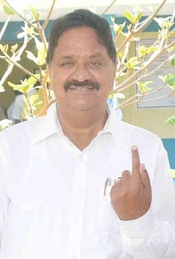 பா்கூா் தொகுதியில் திமுக, அதிமுக வேட்பாளா்கள் வாக்களிப்பு