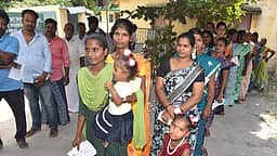 தமிழகத்தில் பகல் 3 மணி வரை 70% வாக்குப்பதிவு! நாமக்கல் முதலிடம்! மாவட்டவாரியாக விவரம்...