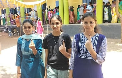 தஞ்சாவூா் மாவட்டத்தில் 80.43 சதவீதம் வாக்குப்பதிவு: முதல்முறை வாக்காளா்கள் உற்சாகம்!