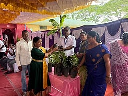 வாக்களித்தவா்களுக்கு மரக்கன்று வழங்கிய ஊரக வளா்ச்சித் துறை