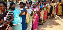 அவிநாசியில் ஆா்வத்துடன் வாக்களித்த வாக்காளா்கள்
