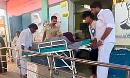 ஆம்புலன்ஸில் வந்து மூதாட்டி வாக்களிப்பு