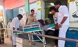 ஆம்புலன்ஸில் வந்து மூதாட்டி வாக்களிப்பு