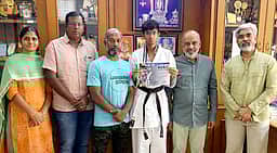 சா்வதேச கராத்தே போட்டி: காடையூா் விவேகானந்தா அகாதெமி பள்ளி மாணவருக்கு வெள்ளிப் பதக்கம்