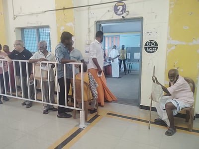 திருச்சியில் வாக்குப்பதிவு தொடங்கியது! ஆர்வத்துடன் மக்கள் வாக்களிப்பு!