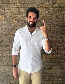 வாக்குச்சாவடியில் புதிய ட்ரெண்ட்: ‘வெள்ளைச் சட்டை- காக்கி பேண்ட்’ அணிந்து வந்த விஜய் ஆதரவாளா்கள்