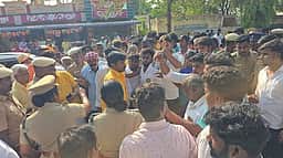 வாணியம்பாடி அருகே திமுக -அதிமுகவினா் மோதல்