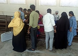 மின்னணு இயந்திரத்தில் கோளாறு: 
வாக்குப்பதிவு 1 மணிநேரம் நிறுத்தம்