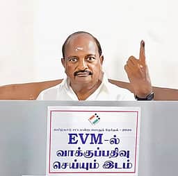 நெல்லை வேட்பாளா்கள் வாக்களிப்பு