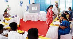 பெண்கள் பணியாற்றிய மாதிரி வாக்குச்சாவடி