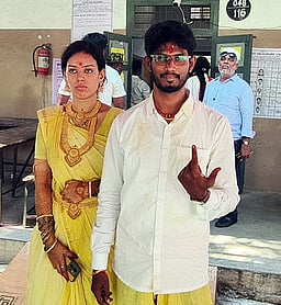 ஆம்பூரில் திருமணமானவுடன் வாக்களித்த மணமகன்