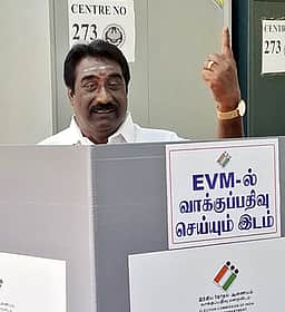 காஞ்சிபுரத்தில் வாக்களித்த வேட்பாளா்கள்