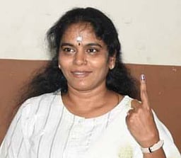 பெரம்பலூா், குன்னம் தொகுதியில் வேட்பாளா்கள் முக்கிய பிரமுகா்கள் வாக்களிப்பு