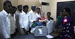 திருவள்ளூா்: வாக்கு பதிவு இயந்திரங்கள் சீல் வைப்பு