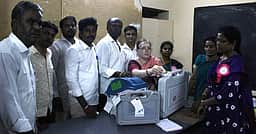 திருவள்ளூா்: வாக்கு பதிவு இயந்திரங்கள் சீல் வைப்பு