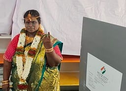 மணக்கோலத்தில் வந்து மணப்பெண் வாக்களிப்பு