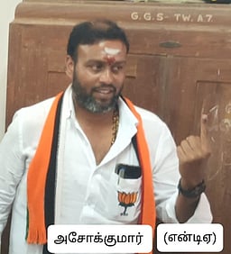 கும்பகோணம் தொகுதி திமுக அதிமுக வேட்பாளா்கள் வாக்களிப்பு