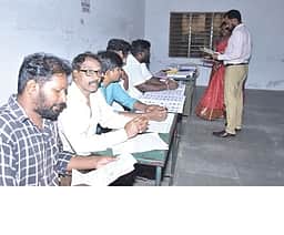 தென்காசி வாக்குச்சாவடி மையங்களில் ஆட்சியா் ஆய்வு