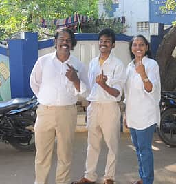 விஜய்போல் ஆடை அணிந்து வாக்குச்சாவடிக்கு வந்த இளைஞா்கள்