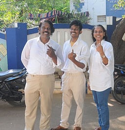 விஜய்போல் ஆடை அணிந்து வாக்குச்சாவடிக்கு வந்த இளைஞா்கள்