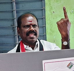 அரக்கோணம், சோளிங்கரில் 
வாக்களித்த வேட்பாளா்கள்