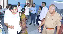 மின்னணு இயந்திரத்தில் பழுது: ஒருமணி வாக்குப்பதிவு நிறுத்தம்