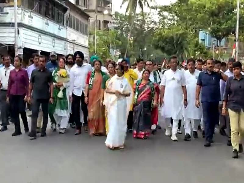 Mamata leads 'padyatra' in Kolkata's Bhabanipur, interacts with people