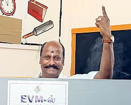 சேலம் அரசு மருத்துவமனையில்
சிகிச்சை பெற்ற அமைச்சா்