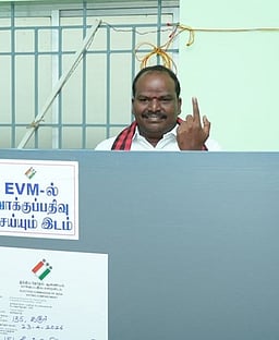 கரூா் மாவட்டத்தில் வேட்பாளா்கள் வாக்களிப்பு