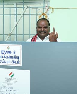 கரூா் மாவட்டத்தில் வேட்பாளா்கள் வாக்களிப்பு
