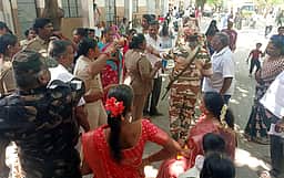 வாக்குச் சாவடி மையத்தில் வாக்கு சேகரித்ததாக இரு தரப்பினா் இடையே வாக்குவாதம்