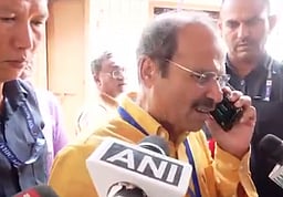 4 வாக்குப்பதிவு இயந்திரங்கள் மாற்றம்! மீண்டும் கோளாறு - காங்கிரஸ் புகார்!