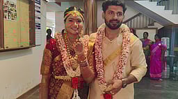 சிதம்பரம்: திருமணக் கோலத்தில் வந்து வாக்களித்த மணப்பெண்!