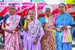 கோடை வெப்பம் காரணமா? 4 மணி நேரத்தில் 2 கோடி பேருக்கு மேல் வாக்களிப்பு!