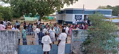 வாக்களிக்க அனுமதி மறுக்கப்பட்டதால் தோ்தல் அலுவலா்களுடன் வாக்காளா்கள் வாக்குவாதம்