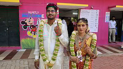 மணக் கோலத்தில் வாக்களித்த தம்பதி