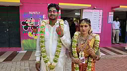 மணக் கோலத்தில் வாக்களித்த தம்பதி