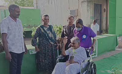 கோவை கணியூரில் வாக்களித்தவர்களுக்கு மரக்கன்றுகள்: மக்களிடையே பெரும் வரவேற்பு!