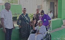 கோவை கணியூரில் வாக்களித்தவர்களுக்கு மரக்கன்றுகள்: மக்களிடையே பெரும் வரவேற்பு!