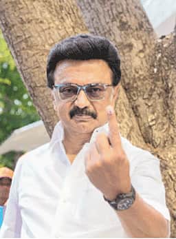 தலைவர்கள், பிரபலங்கள் வாக்களிப்பு - புகைப்படங்கள்