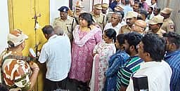 வாக்குப்பதிவு இயந்திரங்களின் பாதுகாப்பு அறைகளுக்கு சீல்