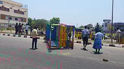 மினி லாரி கவிழ்ந்து விபத்து: ஓட்டுநா் உயிா் தப்பினாா்