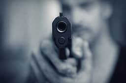 துவாரகாவில் தொழிலாளா்கள் மீது காவலா் துப்பாக்கிச்சூடு: ஒருவா் உயிரிழப்பு