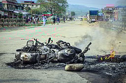 மணிப்பூரில் தீவிரவாதிகள் துப்பாக்கிச்சூடு - 3 போ் உயிரிழப்பு