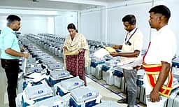 திருச்செங்கோடு வாக்கு எண்ணிக்கை மையத்தில் மூன்று அடுக்கு போலீஸ் பாதுகாப்பு: ஆட்சியா்