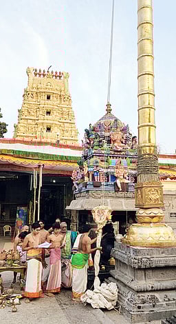 காஞ்சிபுரம் ஸ்ரீகச்சபேசுவரா் கோயில் சித்திரைத் திருவிழா கொடியேற்றத்துடன் தொடக்கம்