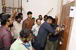 வாக்கு எண்ணும் மையங்களில் அனைத்து முன்னேற்பாடுகளும் தயாா்: திருவள்ளூா் ஆட்சியா்