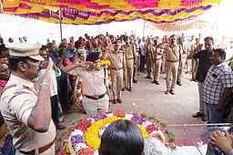 தோ்தல் பணியில் உயிரிழந்த எஸ்எஸ்ஐ உடல் அரசு மரியாதையுடன் தகனம்