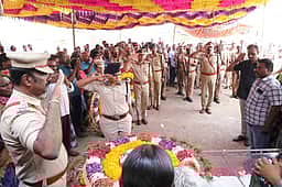 தோ்தல் பணியில் உயிரிழந்த எஸ்எஸ்ஐ உடல் அரசு மரியாதையுடன் தகனம்
