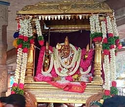 திருச்செந்தூரில் குவிந்த பக்தா்கள்